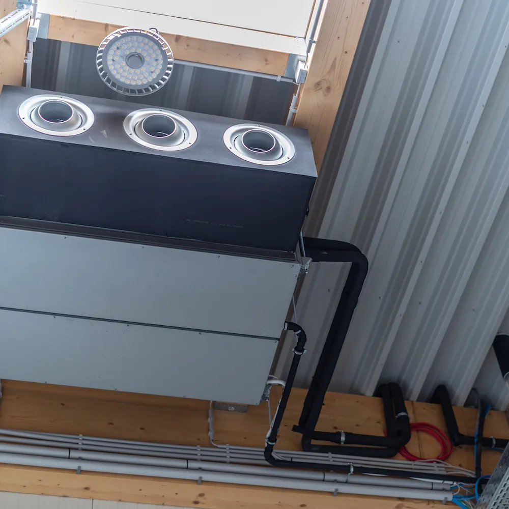 Detail eines Lüftungsgeräts mit Ventilator und Wärmetauscher