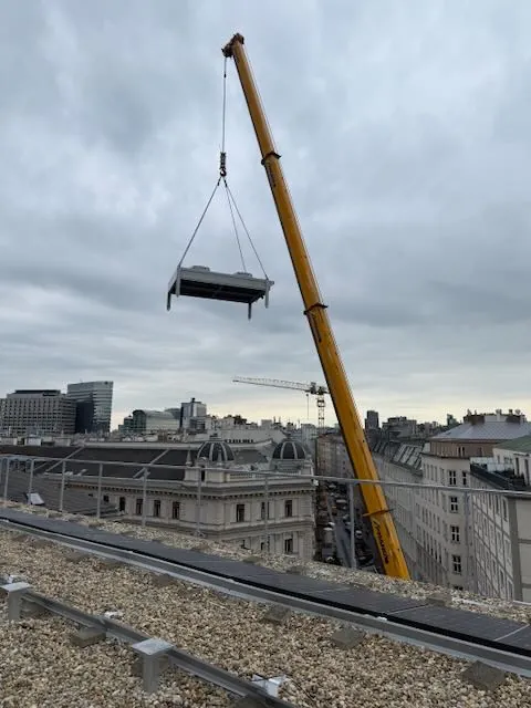 Einhebung einer Anlage per Kran auf ein Flachdach